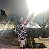 Louvre fun (photo by Dee Knight)